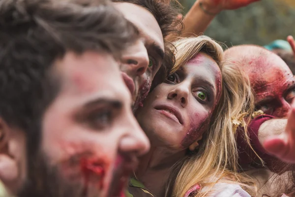 As pessoas participam da caminhada zumbi em Milão, Itália — Fotografia de Stock