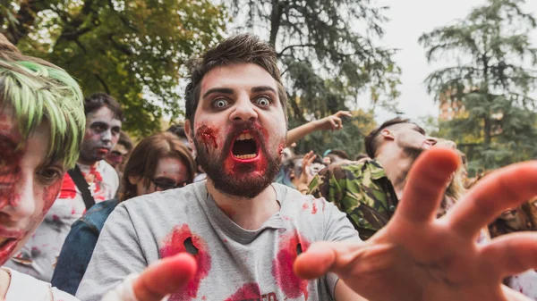 As pessoas participam da caminhada zumbi em Milão, Itália — Fotografia de Stock