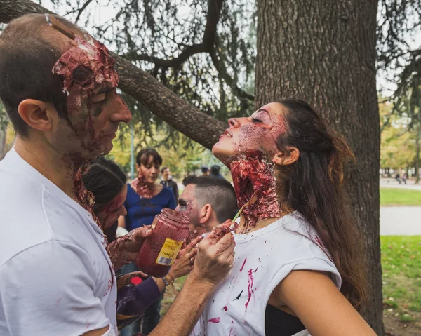 La gente participa en el Zombie Walk en Milán, Italia —  Fotos de Stock