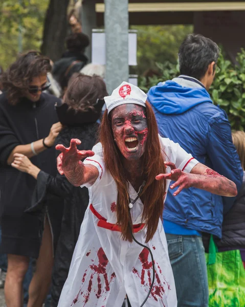 Lidé účastní Zombie Walk v Miláně, Itálie — Stock fotografie