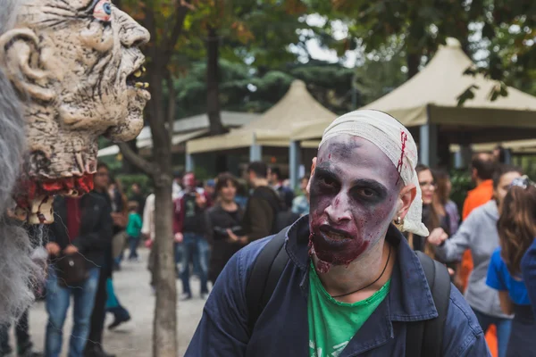 Menschen nehmen am Zombie-Spaziergang in Mailand, Italien teil — Stockfoto