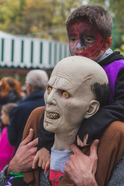 Ludzie wziąć udział w Zombie Walk w Mediolan, Włochy — Zdjęcie stockowe