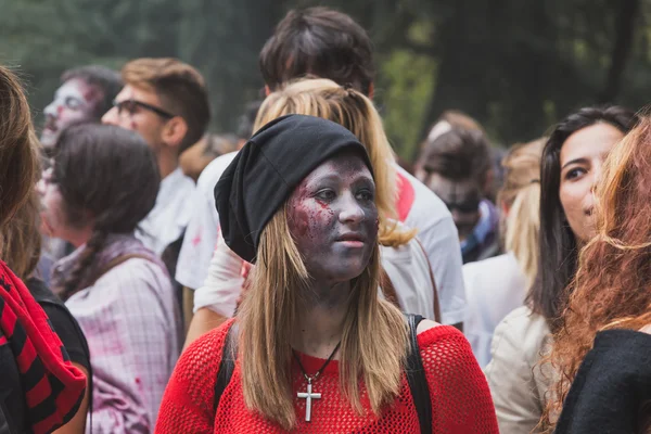 Menschen nehmen am Zombie-Spaziergang in Mailand, Italien teil — Stockfoto