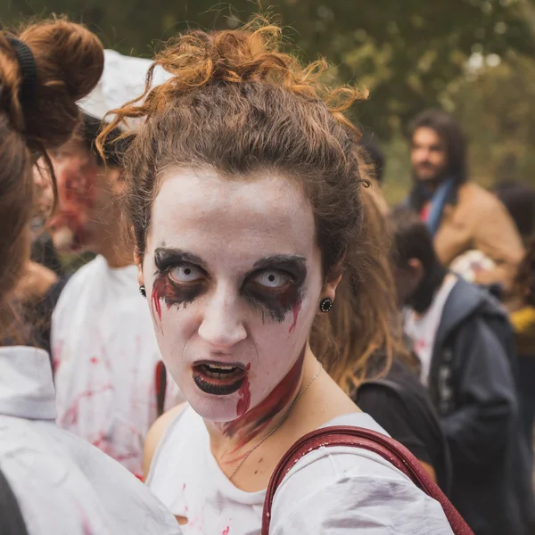 As pessoas participam da caminhada zumbi em Milão, Itália — Fotografia de Stock