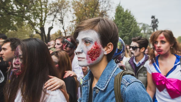 Ludzie wziąć udział w Zombie Walk w Mediolan, Włochy — Zdjęcie stockowe