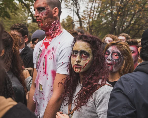 As pessoas participam da caminhada zumbi em Milão, Itália — Fotografia de Stock