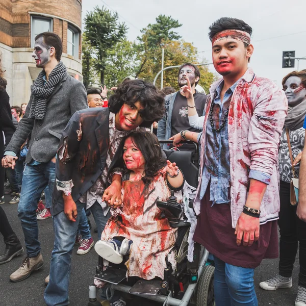 As pessoas participam da caminhada zumbi em Milão, Itália — Fotografia de Stock