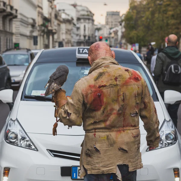 Az emberek részt vesznek a Zombie Walk-Milánó, Olaszország — Stock Fotó