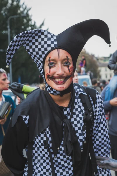 La gente participa en el Zombie Walk en Milán, Italia — Foto de Stock