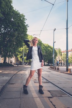 Güzel kız şehir sokaklarda poz