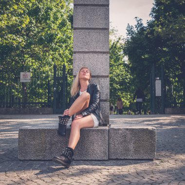 Güzel kız şehir sokaklarda poz