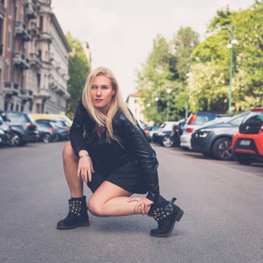 Güzel kız şehir sokaklarda poz