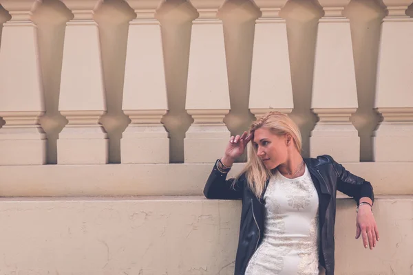 Beautiful girl posing in the city streets — Stock Photo, Image