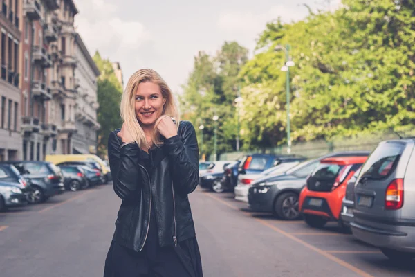 Menina bonita posando nas ruas da cidade — Fotografia de Stock