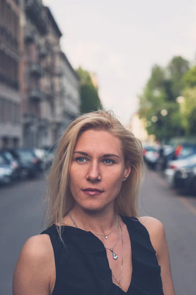 Beautiful girl posing in the city streets — Stock Photo, Image