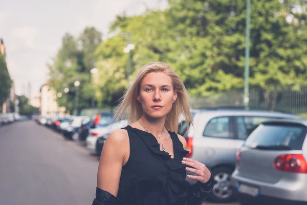 Hermosa chica posando en las calles de la ciudad — Foto de Stock