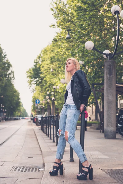 Beautiful girl posing in the city streets — Stock Photo, Image