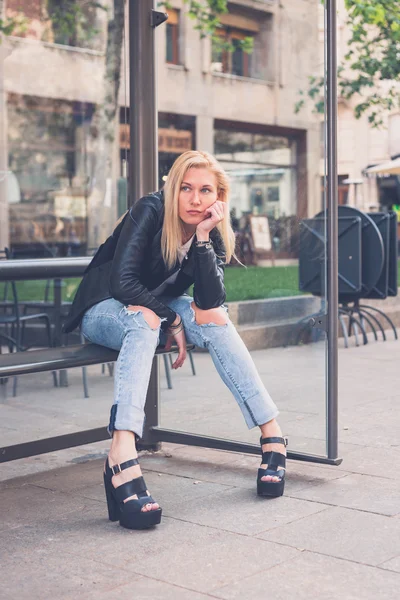 Beautiful girl posing in the city streets — Stock Photo, Image