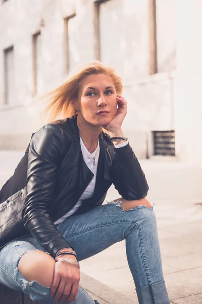 Mooi meisje poseren in de straten van de stad — Stockfoto