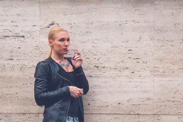 Hermosa chica fumando en las calles de la ciudad — Foto de Stock