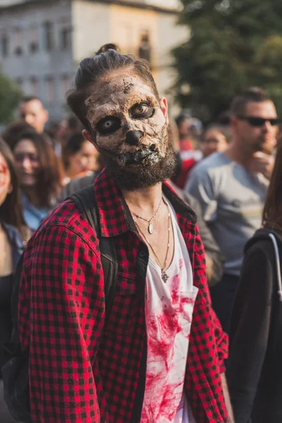 Люди принимают участие в Zombie Walk 2015 в Милане, Италия — стоковое фото