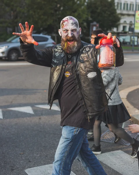 Люди принимают участие в Zombie Walk 2015 в Милане, Италия — стоковое фото