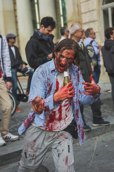 Pessoas participam do Zombie Walk 2015 em Milão, Itália — Fotografia de Stock