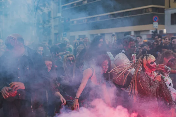 People take part in the Zombie Walk 2015 in Milan, Italy — Zdjęcie stockowe