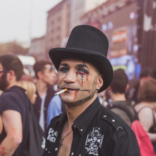 Menschen nehmen am Zombie-Spaziergang 2015 in Mailand, Italien teil — Stockfoto