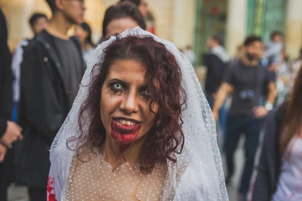 Pessoas participam do Zombie Walk 2015 em Milão, Itália — Fotografia de Stock