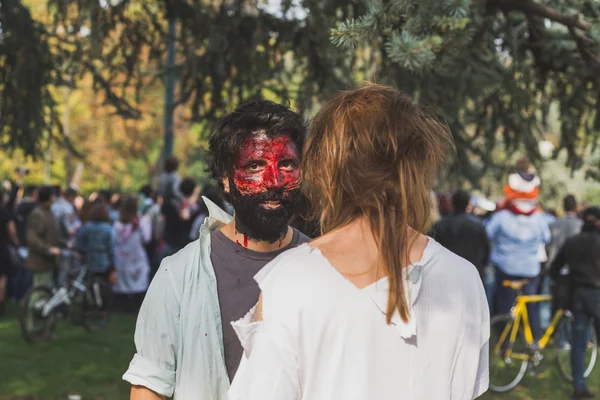 Люди принимают участие в Zombie Walk 2015 в Милане, Италия — стоковое фото