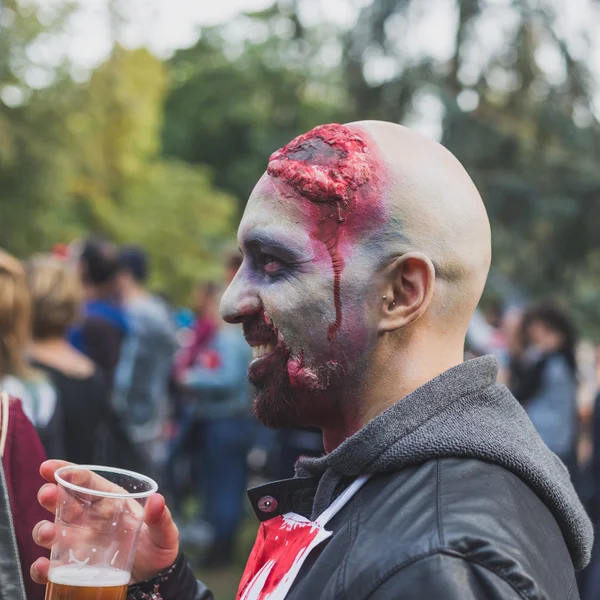 Menschen nehmen am Zombie-Spaziergang 2015 in Mailand, Italien teil — Stockfoto