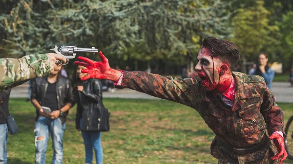 Люди принимают участие в Zombie Walk 2015 в Милане, Италия — стоковое фото