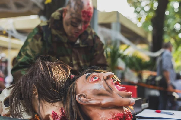 Menschen nehmen am Zombie-Spaziergang 2015 in Mailand, Italien teil — Stockfoto