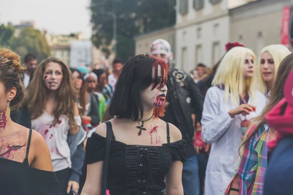 Ihmiset osallistuvat Zombie Walk 2015 tapahtumaan Milanossa, Italiassa — kuvapankkivalokuva