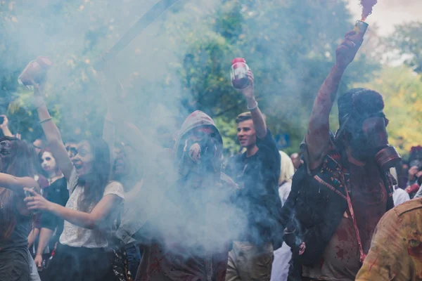 Люди принимают участие в Zombie Walk 2015 в Милане, Италия — стоковое фото