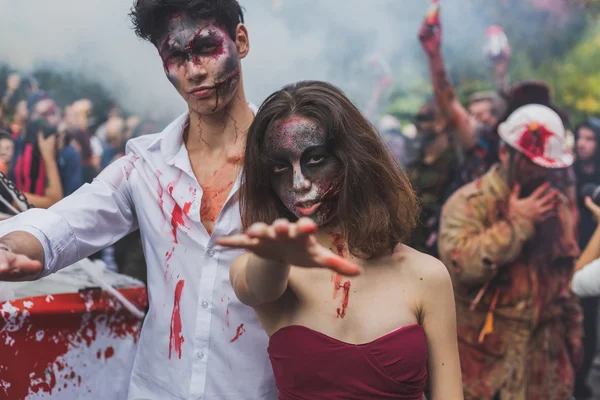 Люди принимают участие в Zombie Walk 2015 в Милане, Италия — стоковое фото
