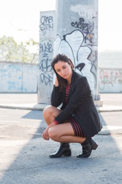 Güzel kız bir kentsel bağlamda poz