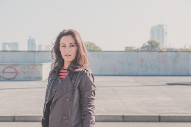 Güzel kız bir kentsel bağlamda poz