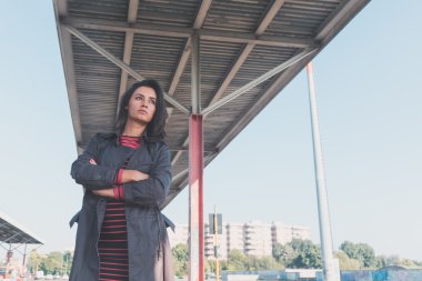 Güzel kız bir kentsel bağlamda poz