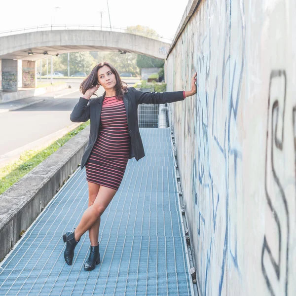 Hermosa chica posando en un contexto urbano — Foto de Stock