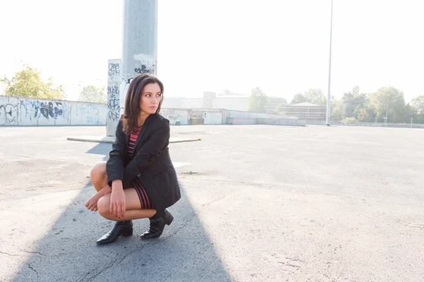 Hermosa chica posando en un contexto urbano — Foto de Stock