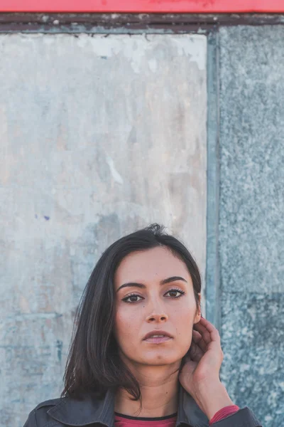 Beautiful girl posing in an urban context — Stock Photo, Image