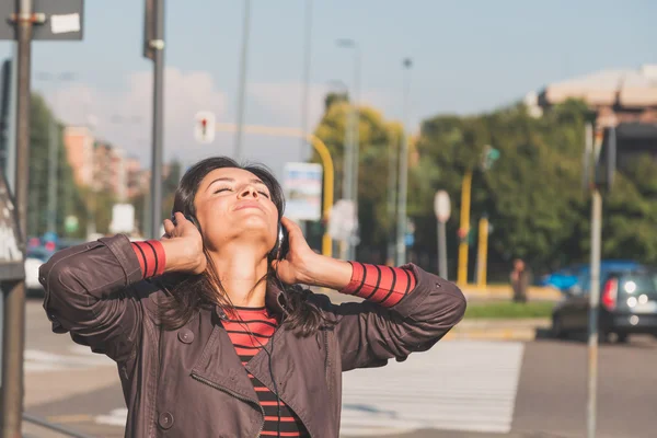 美丽的女孩，在城市的文脉听音乐 — 图库照片