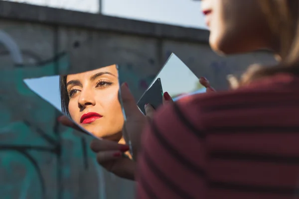 Mooi meisje poseren in een stedelijke context — Stockfoto