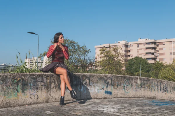 Vacker flicka poserar i en stadsmiljö — Stockfoto