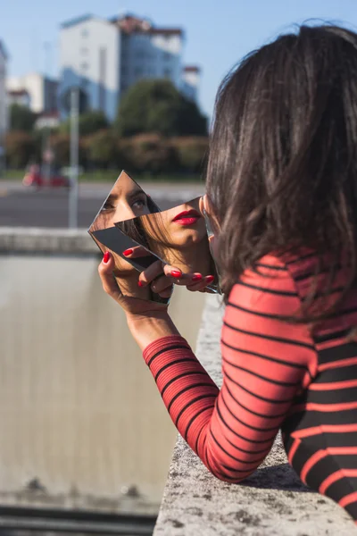 Bella ragazza in posa in un contesto urbano — Foto Stock