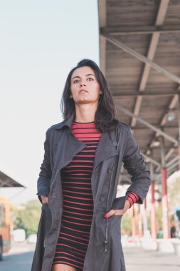 Güzel kız bir kentsel bağlamda poz