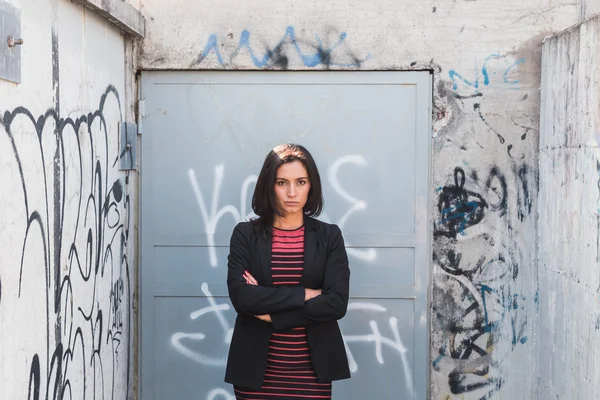 Beautiful girl posing in an urban context — Stock Photo, Image