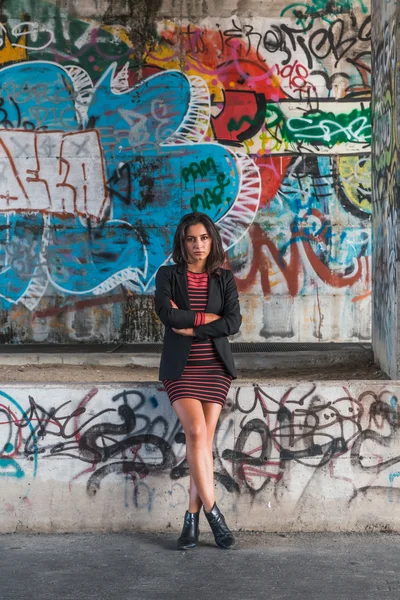 Hermosa chica posando en un contexto urbano — Foto de Stock